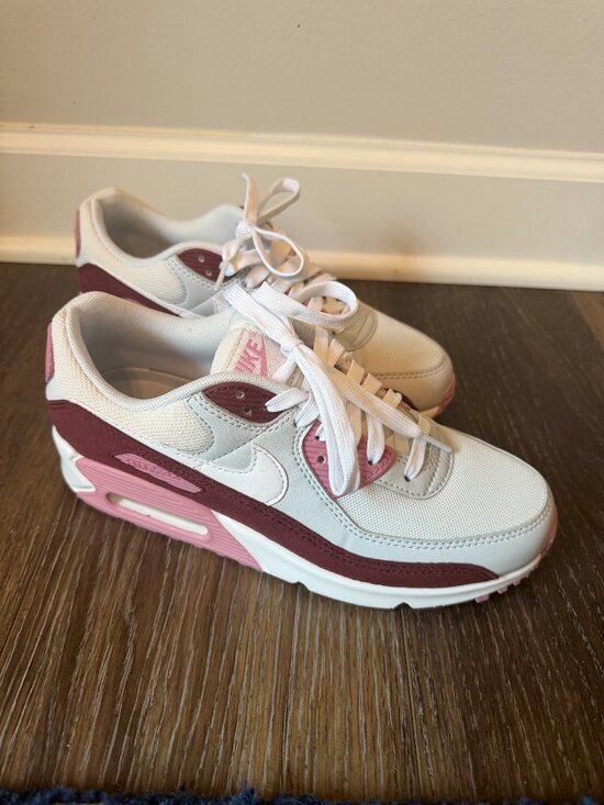 Nike Shoes - NEW!  Nike Air Max 90 SE - Size 7.5